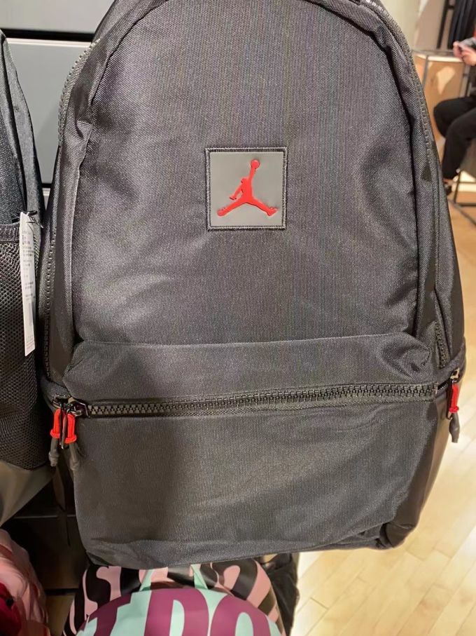 乔丹双肩背包