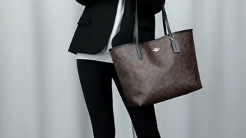 蔻驰COACH女士大号单肩托特包，深棕色PVC款，出街旅行的上佳之选