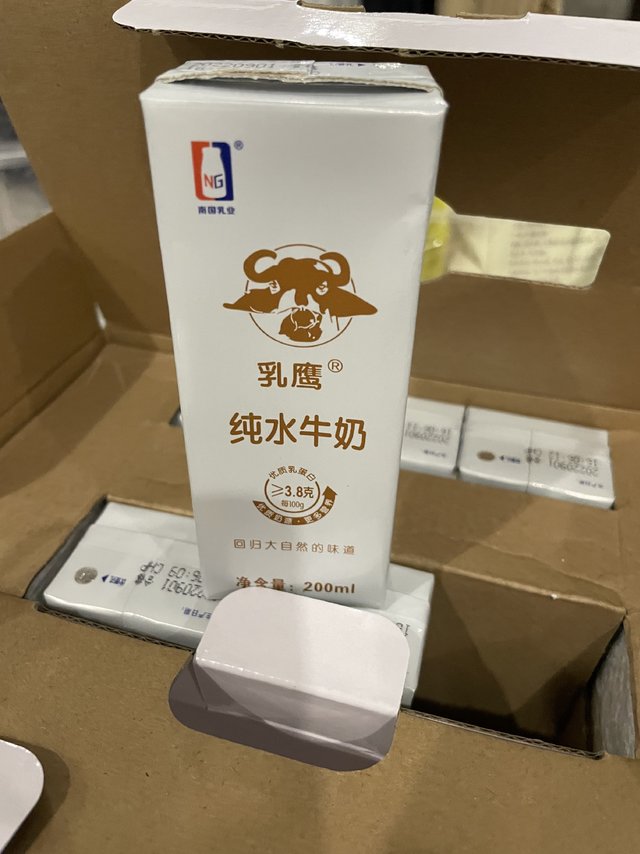 乳鹰纯水牛奶