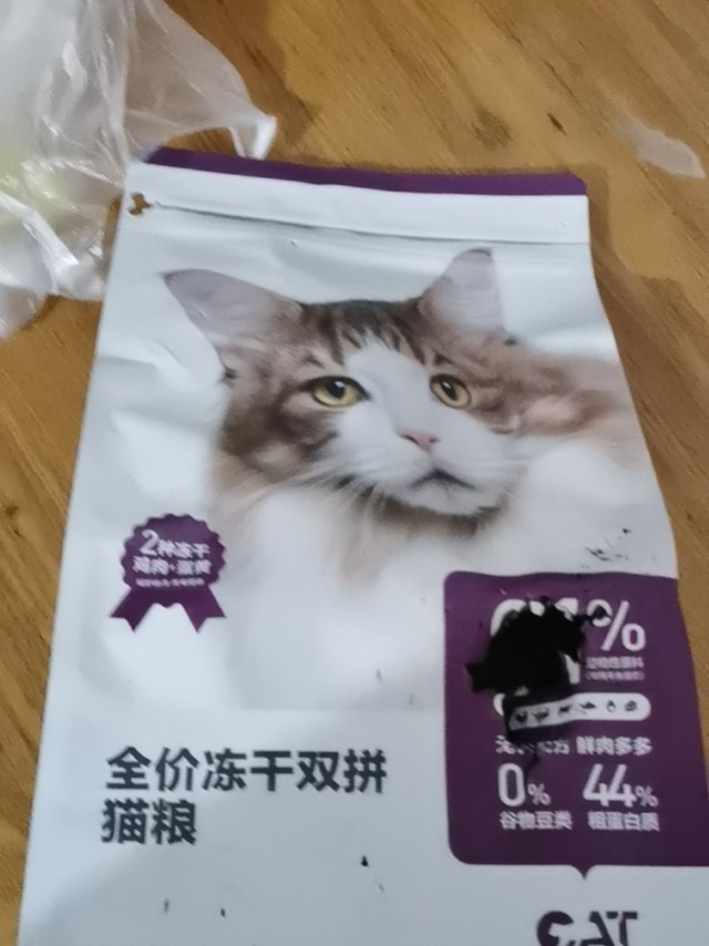 猫粮可以，猫咪很喜欢吃朋友家的猫直接给