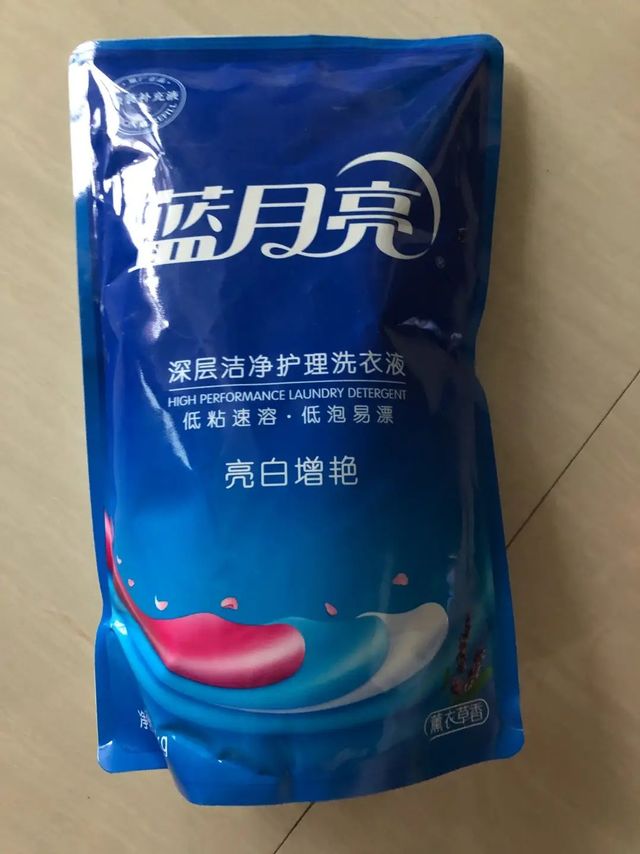 一直就用蓝月亮的这款亮白増艳 的洗衣液