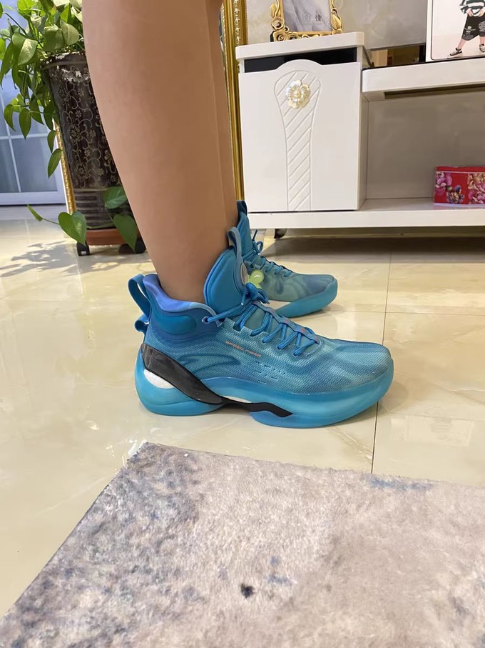 安踏篮球鞋