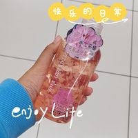 不懂了吧，美女的沐浴露都是花瓣的