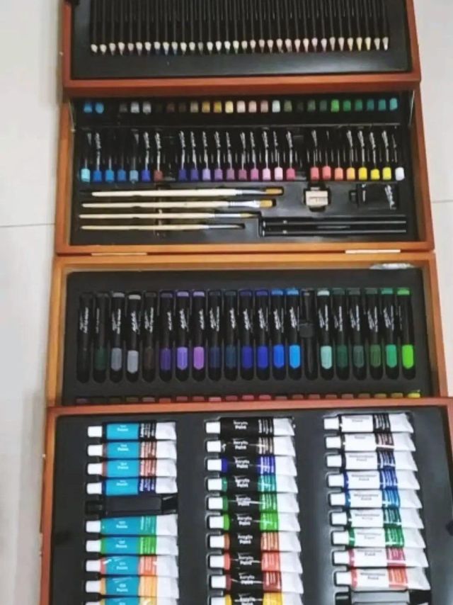 画笔外盒非常高端 里面的东西也比较全。