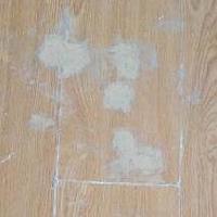 试错笔记 篇一：用胶水、茶籽粉，木器修补膏补烧焦地板，要弄成同色很难，不如铺地板革