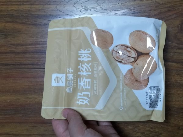 良品铺子奶香核桃，手剥好容易