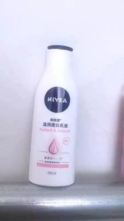 身体乳质地很轻薄很快就吸收有美白效果