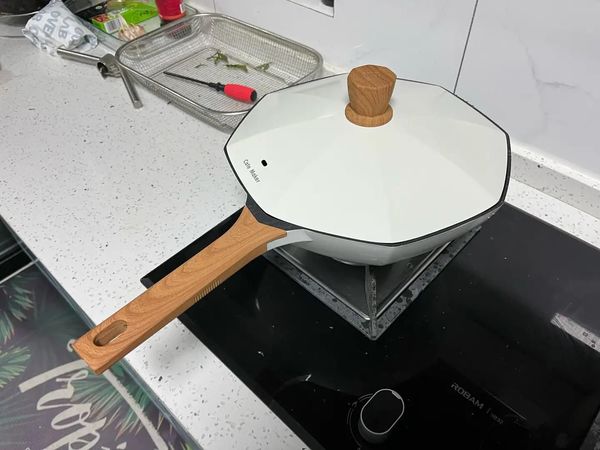 八角锅体，耐刮耐热，不沾易洗。