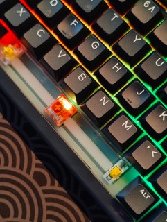 ​一把拥有陶瓷质感的键盘~黑峡谷E4