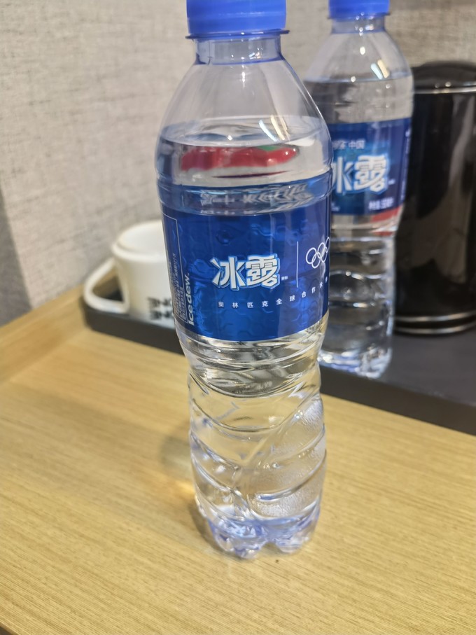 假冰露矿泉水图片