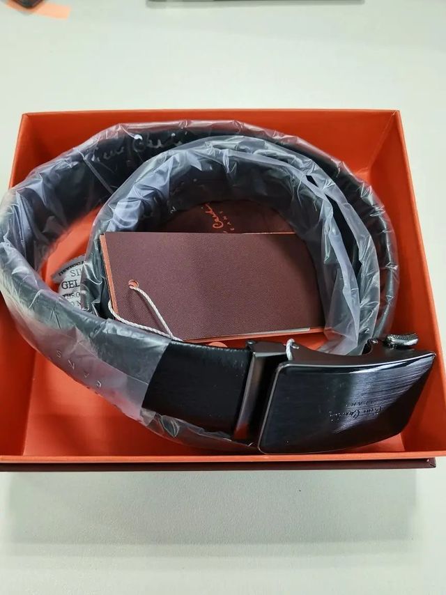 皮带手感很好，包装精美，自用和送礼都不错