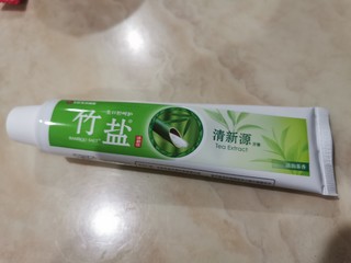 绿茶味的竹盐牙膏