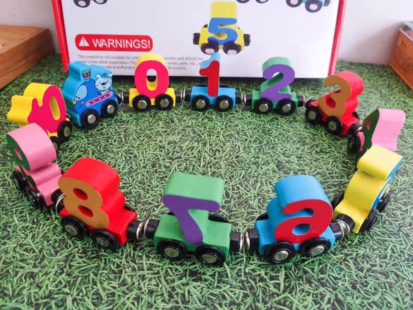  益智拼装数字玩具。小火车积木