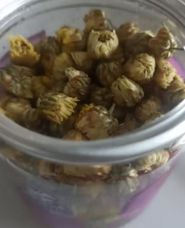 菊花茶很不错，泡着喝的很健康