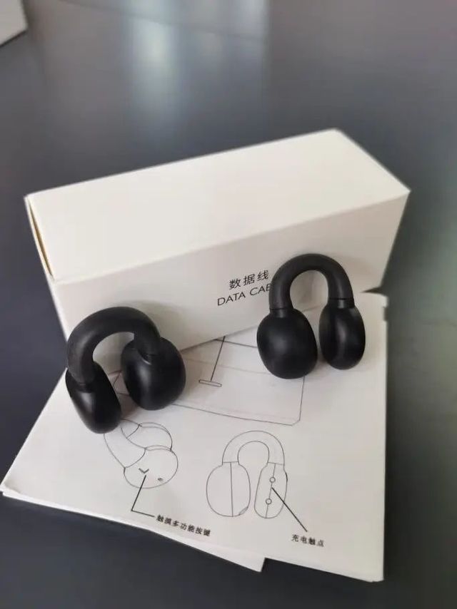 音质很清晰，拿在手上很轻巧，佩戴舒适