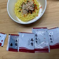 纯正的鸡丝拌面，酱料拌起来有微微的甜意