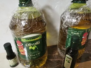 淡淡的橄榄香很清澈的纯正橄榄油