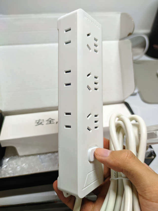 最近很火的艾克盾9孔位插排