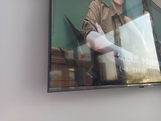 ​大屏的小米电视，挂在墙上还是那么回事。