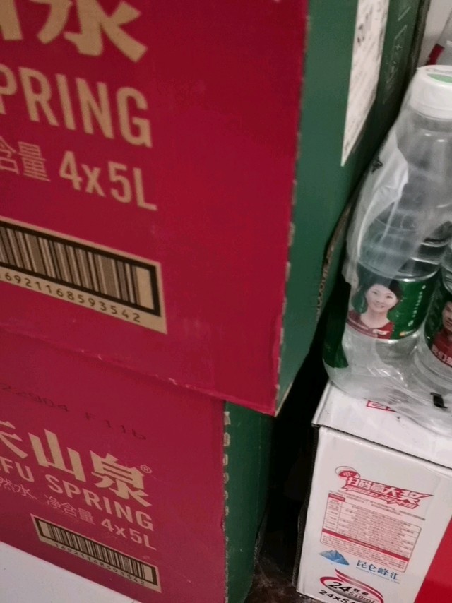 高露洁牙刷，矿泉水