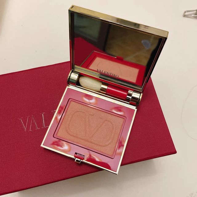 是很元气的橘粉色！很自然的光泽感 