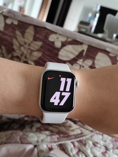 /苹果 Apple Watch SE；银色铝金属表壳；白