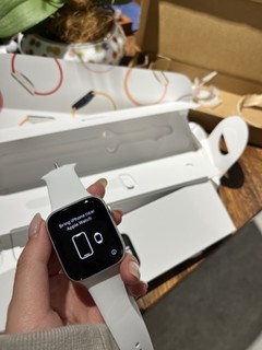 /苹果 Apple Watch SE；银色铝金属表壳；白