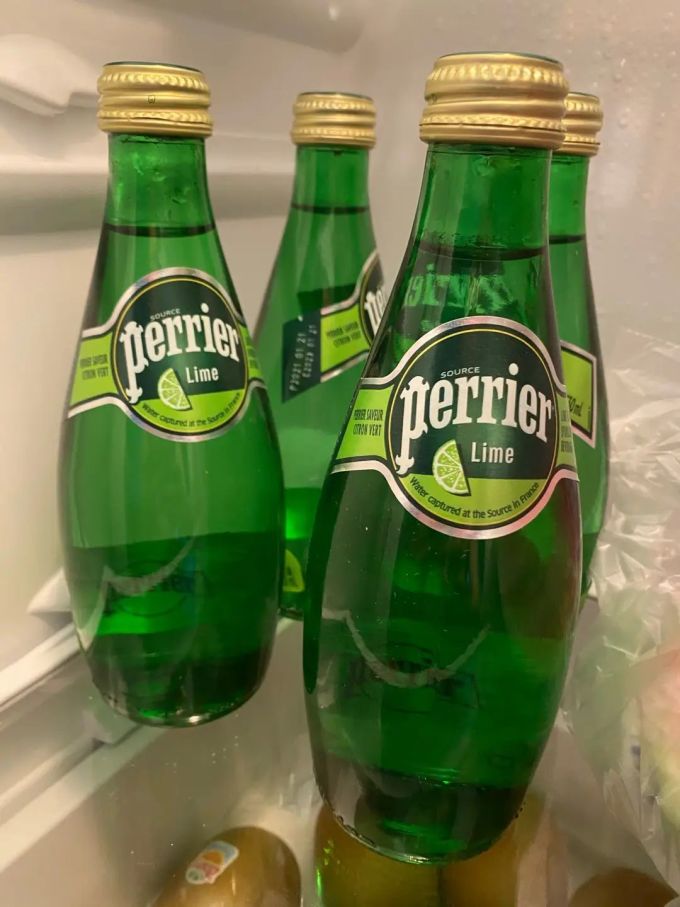 巴黎水起泡饮用水