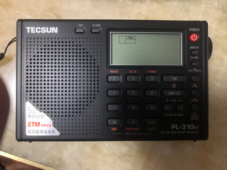 儿子的新工具-德生收音机