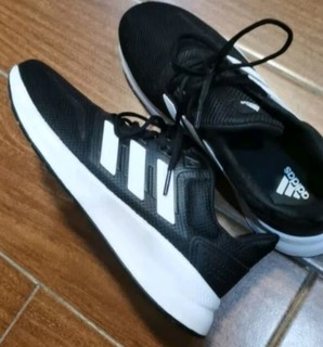 Adidas跑步鞋