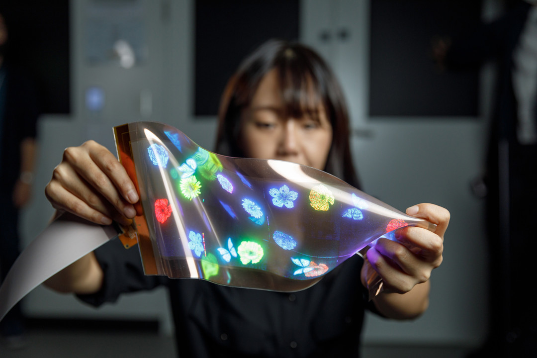 LG 推出全球首款可拉伸柔性屏，12英寸变14英寸