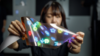 LG 推出全球首款可拉伸柔性屏，12英寸变14英寸