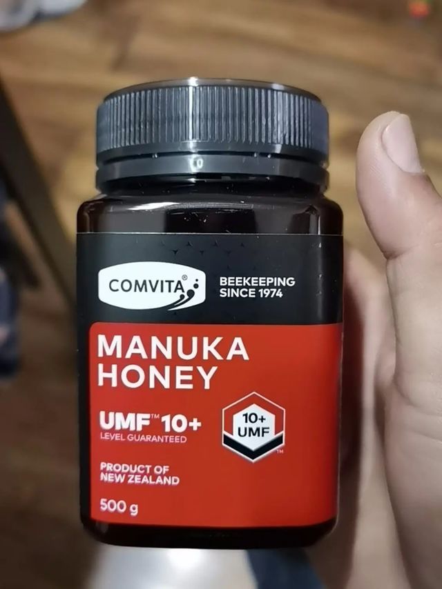 蜂蜜甜甜的，很浓稠，常温水也会慢慢自融