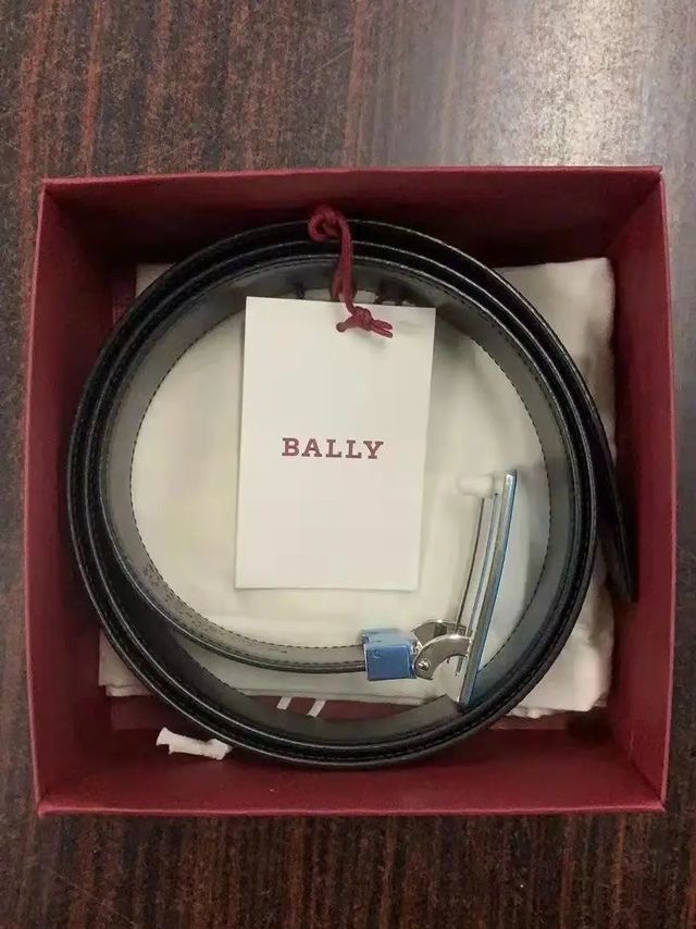 皮带金属标字清晰，皮质很软一看就是正品，