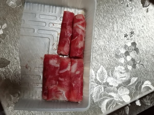 本人还是偏爱羊肉卷，这牛肉卷很新鲜，