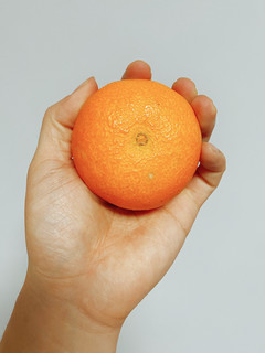 百亿补贴的果冻橙挺好吃，就是有倆坏果。