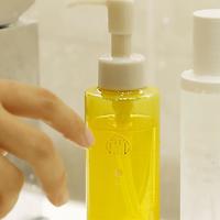 卸妆水和卸妆油哪个对皮肤伤害小？