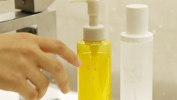 卸妆水和卸妆油哪个对皮肤伤害小？