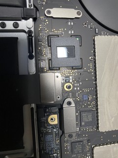 颤抖的手更换MacBook pro A1707电池。