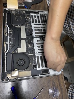 颤抖的手更换MacBook pro A1707电池。