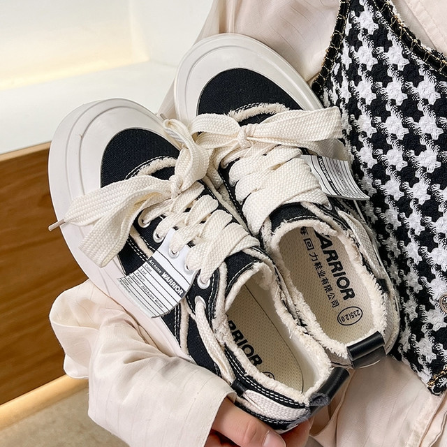 这真是一双百搭休闲鞋，我不信你的鞋柜里没有这双❗️