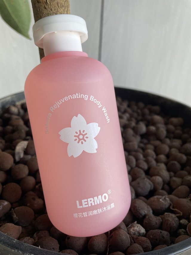 9.9一瓶樱花沐浴露，外观粉粉的很好看