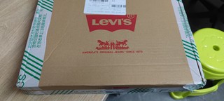 一年买一次衣服，今年买Levi's牛仔裤