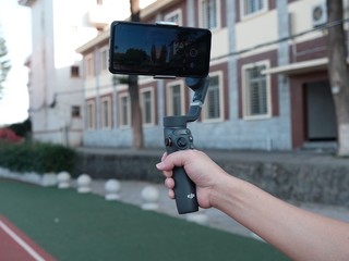 大疆Osmo Mobile 6，侧面拨轮最好用