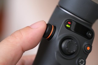 大疆Osmo Mobile 6，侧面拨轮最好用