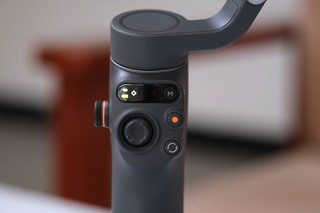 大疆Osmo Mobile 6，侧面拨轮最好用