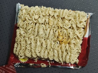 方便面料包漏了弄到面饼上还能吃不？