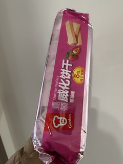 草莓味的膨化饼干 很绝