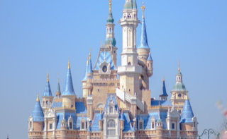 迪士尼小镇、星愿公园和上海迪士尼乐园酒店将于明日起恢复运营；上海迪士尼乐园仍暂时关闭。