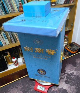 手头500ml单盒最重的白酒-曼城纪念酒